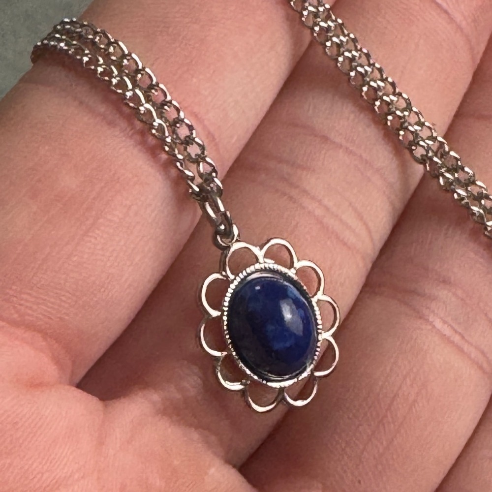 Vintage Silver Tone Blue Faux Lapis Scalloped Flower Pendant Necklace 18in